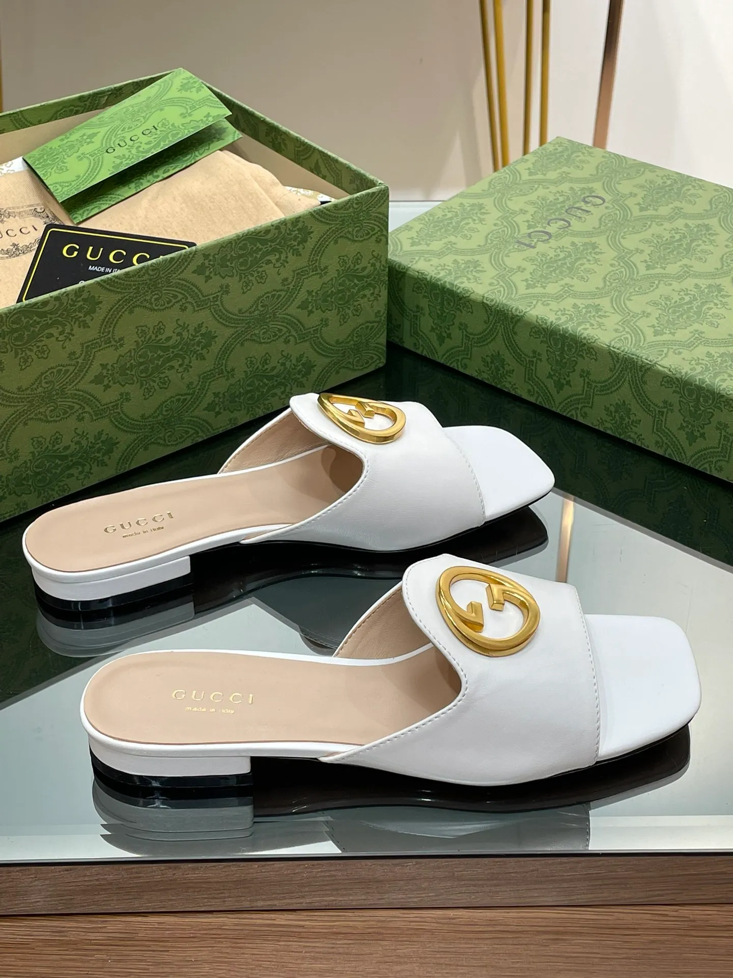 👟👟Ex-factory price 440👟👟 GuCCl high-end boutique 2024 new flat-heeled round interlocking double GG slippers, authentic original quality! Every detail has been carefully crafted and can be compared with ZG, no second quality!  Fabric: Original customized imported grain leather Hardware: Dongguan Dachang mold-opening hardware round interlocking double G buckle Lining/foot pads: High-end customized sheepskin lining Heel height: 1.0CM Outsole: Italian genuine leather sole Size: 35-41 (40 41 customized, non-returnable) Original high-end packaging!  The GucCi Blondie series made its debut in Los Angeles during the "Gucci March of Love" series of fashion shows, showing its outstanding charm on the star-studded Hollywood Walk of Fame. The new series echoes the style shown in the recent series, blending retro aesthetics and modern fashion to integrate different eras! The monogram pattern of the brand founder originates from the archive design of the 1970s, vividly interpreting this mid-heeled shoe💋👏 ●Circular interlocking double G details. High ●Italian creation Green full set of high-end original packaging